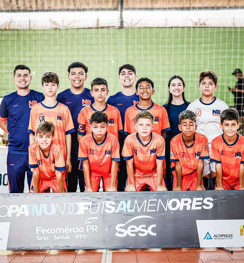 Bruna com a equipe da base na Copa Mundo de Futsal Menores