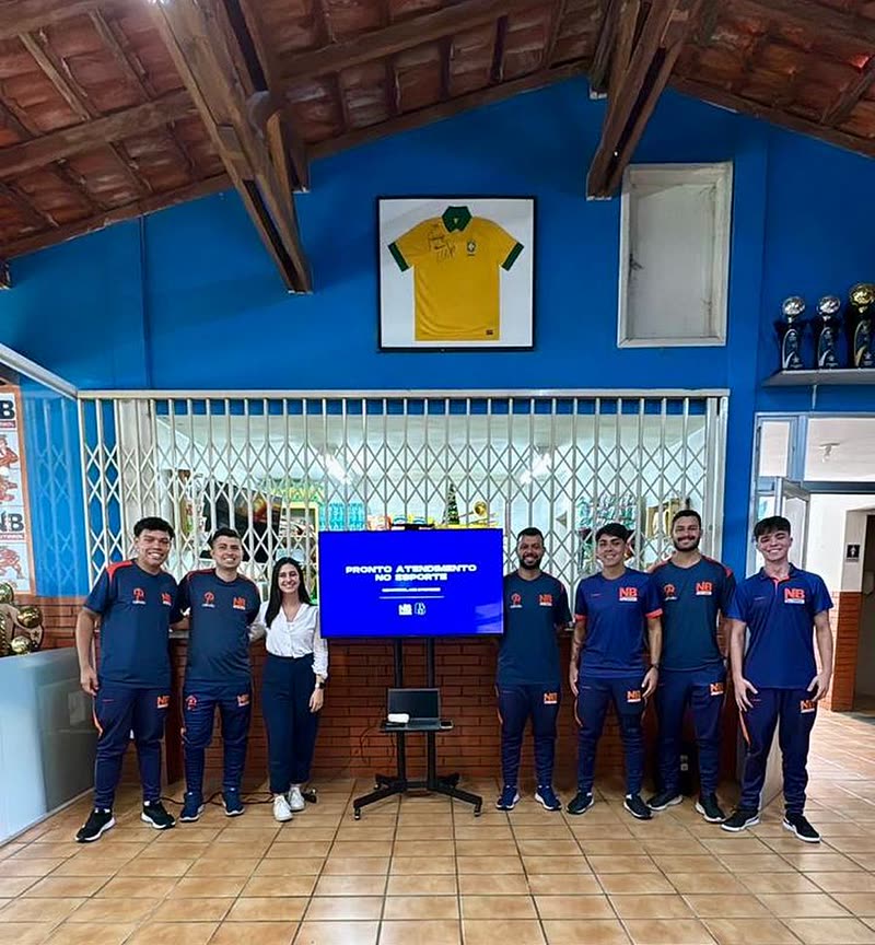 Bruna com a comissão técnica do clube na formação de pronto atendimento no esporte